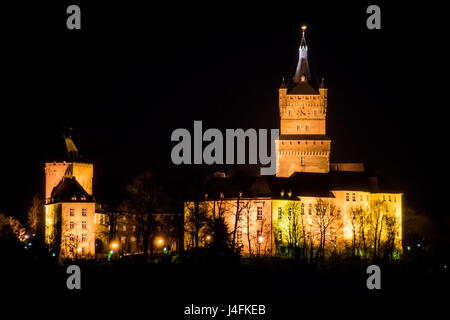 Il vecchio castello tedesco clock tower palace di notte Foto Stock