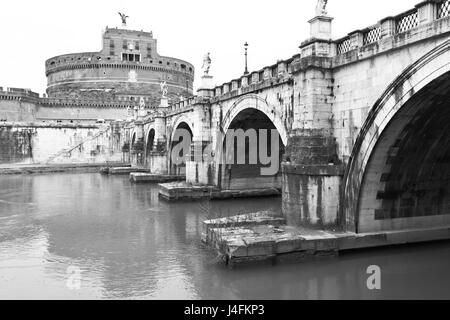 Ponte di Sant'Angelo e il castello del Santo Angel (Castel Sant'Angelo) in Roma. Immagine in bianco e nero Foto Stock