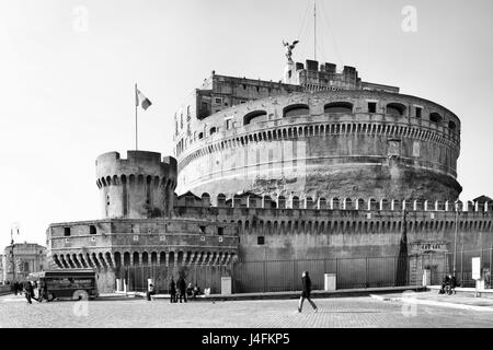 Castel Sant Angelo - Castello di Santo Angelo, mausoleo di Adriano in Roma, Italia. Immagine in bianco e nero Foto Stock