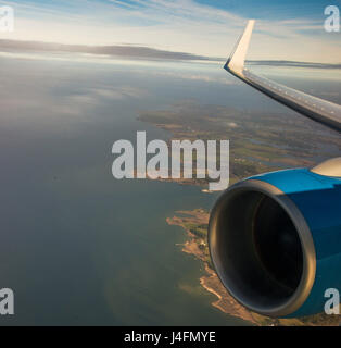 I coniugi di 1Airlift Squadron e 99th Airlift Squadron piloti, comunicazioni agli operatori dei sistemi, gli assistenti di volo, gli ingegneri di volo e il personale di volo chiefs volare a bordo di boeing C-32A e C-40B, e Gulfstream C-37B e C-37un aeromobile durante l'ottantanovesimo Airlift Wing coniuge apprezzamento giorno a base comune Andrews, Md., 11 genn. 2016. Il 89 AW mantiene e opera "Air Force One' e altri 14 aria speciale missione piattaforme. (U.S. Air Force foto di Senior Master Sgt. Kevin Wallace/RILASCIATO) Foto Stock