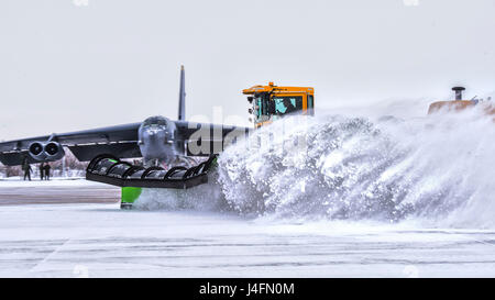 5 Ingegnere Civile Squadron rimuove la neve da la Flightline prima di un allenamento sortie a Minot Air Force Base, N.D., 14 gennaio 2016. Bombardiere aviatori lavorare intorno all'orologio in tutte le condizioni atmosferiche per fornire B-52H Stratofortress firepower on demand. (U.S. Air Force foto/Airman 1. Classe J.T. Armstrong) Foto Stock