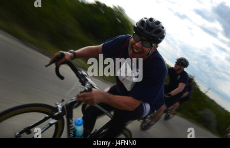 Un concorrente sorrisi come egli bike durante la gara di avventura XII in Del Rio, Texas, 23 aprile 2016. La Bike parte dell'Avventura gara tratti 23 miglia da Laughlin Air Force Base a Laughlin Southwinds Marina off del Lago Amistad. (U.S. Air Force foto/Senior Airman Ariel D. Partlow) Foto Stock