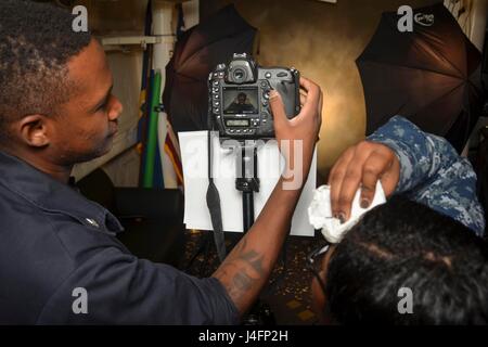 SUNDA rettilinei (1 luglio 2016) Il Marinaio Danesha Williams, nativo di Sion, Illinois, assegnato al sommergibile offerta USS Frank cavo (come 40), esamina il suo 4° di luglio gridare-out per ESPN SportsCenter con la comunicazione di massa specialista di terza classe McNair Allen, nativo di San Pietroburgo, Florida, Luglio 1st. Frank cavo è su una distribuzione programmata negli Stati Uniti 7 flotta area di operazioni per eseguire la manutenzione e il supporto dei distribuito U.S. Naval Force sommergibili e navi di superficie nel Indo-Asia-regione del Pacifico. (U.S. Foto di Marina di Massa Specialista comunicazione marinaio Alana Langdon/rilasciato) Foto Stock