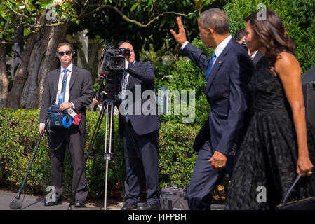 WASHINGTON - Army Sgt. Ben Applebaum e Staff Sgt. Scott Friberg, White House TV i fotografi con la Casa Bianca Communications Agency, documento Presidente baracca Obama e la moglie Michelle Obama, come essi partono la Casa Bianca sulla loro strada per l'elicottero presidenziale. (Air National Guard foto di Tech. Sgt. Jonathan giovani) Foto Stock