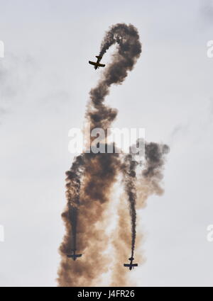 Silhouette di tre aerei su un display di acrobazia aerea. Gli aeroplani di disegno con fumi nell'aria. Foto Stock