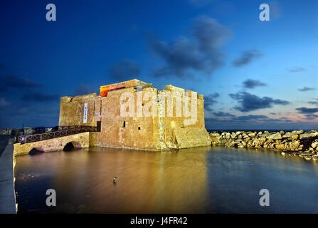 Il Castello di Paphos nel 'blu' ora, Cipro.Paphos è su del 2 Capitali Europee di Cullture per 2017. Foto Stock
