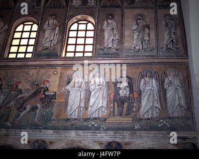 Sant'Apollinare nuovo è una basilica paleocristiana di Ravenna. Conosciuta per i suoi splendidi mosaici, fu originariamente costruita da Teodorico il grande e in seguito riutilizzata come chiesa. Foto Stock
