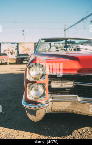 In stile retrò immagine di una testa anteriore della lampada auto classica. Red vintage american cabriolet Foto Stock