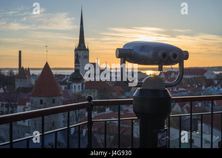 Gettoniera binocolo a piattaforma di visualizzazione. Cityscape di sunrise sullo sfondo Foto Stock