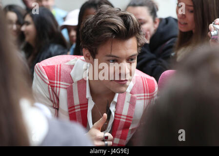 Stili di Harry arrivando alla BBC Broadcasting House di Londra davanti a un aspetto su Radio 1 Show Breakfast con Nick Grimshaw. Foto Stock