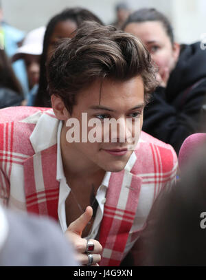 Stili di Harry arrivando alla BBC Broadcasting House di Londra davanti a un aspetto su Radio 1 Show Breakfast con Nick Grimshaw. Foto Stock