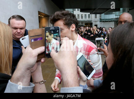 Stili di Harry arrivando alla BBC Broadcasting House di Londra davanti a un aspetto su Radio 1 Show Breakfast con Nick Grimshaw. Foto Stock