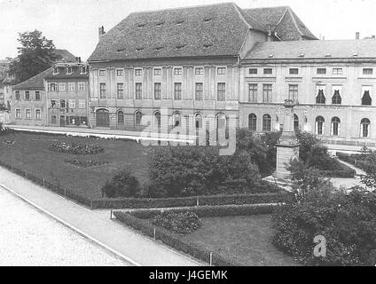 Schillerplatz è una piazza pubblica a Bamberga, in Germania, sede dello Schillerdenkmal, un monumento dedicato al poeta e drammaturgo tedesco Friedrich Schiller. La piazza e il monumento sono i punti di riferimento principali di Bamberga, che riflettono il suo patrimonio storico e culturale. Foto Stock