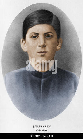 Questa immagine si riferisce probabilmente a un ritratto colorato di Stalin, preso intorno al 1894 quando era giovane. Cattura una prima rappresentazione del leader sovietico prima della sua ascesa al potere. Foto Stock