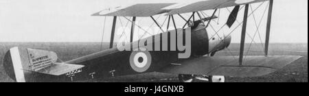 Il Sopwith Strutter era un biplano britannico utilizzato durante la prima guerra mondiale, principalmente per missioni di ricognizione e bombardamento leggero. Volò per la prima volta nel 1916, lo Strutter fu uno dei primi aerei militari ad essere equipaggiato con una mitragliatrice sincronizzata. Noto per la sua affidabilità e versatilità, ha giocato un ruolo significativo nel combattimento aereo durante la guerra. Ha servito in vari ruoli, tra cui caccia, bombardieri e aerei da ricognizione. Foto Stock