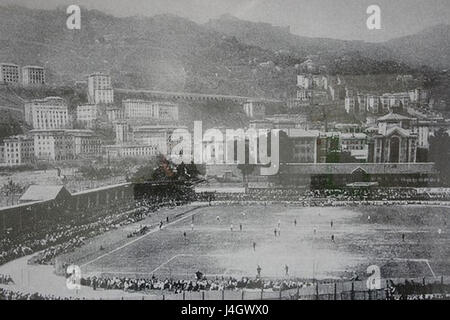 Lo Stadio Luigi Ferraris, noto anche come Stadio Marassi, è un iconico stadio di calcio di Genova, in Italia, costruito nel 1911. È sede del Genoa C.F.C. e dell'U.C. Sampdoria, che ospitano numerose partite di calcio ed eventi sportivi. Foto Stock