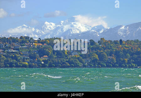Cappucci bianchi da venti sul lago di Ginevra sotto il ventoso picchi di una coperta di neve Mont Blanc. Foto Stock