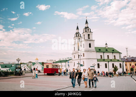 Minsk, Bielorussia - 3 Settembre 2016: Famiglia persone Camminare vicino a Cattedrale dello Spirito Santo durante la celebrazione della giornata della città di Minsk in una zona storica Foto Stock