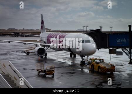 Un Airbus A321 dell'islandese low-cost carrier WOW aria all'Aeroporto Internazionale di Keflavik, nel mese di aprile 2017. | Utilizzo di tutto il mondo Foto Stock