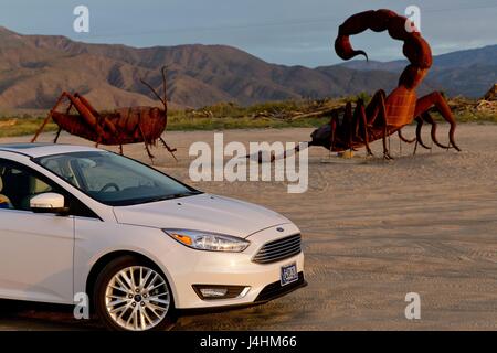 Ford Focus accanto al super-dimensionato locust e Scorpion sculture, dal 'Sky Art'-raccolta di filantropo Dennis Avery, nel marzo 2017. | Utilizzo di tutto il mondo Foto Stock