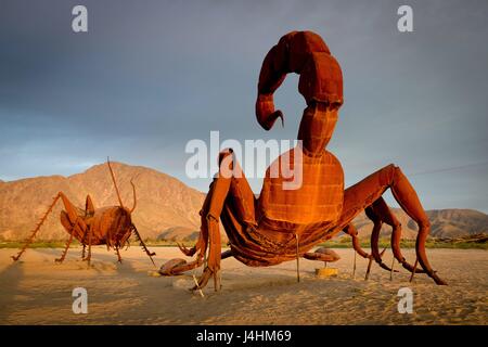 Super-dimensionato locust e Scorpion sculture, dal 'Sky Art'-raccolta di filantropo Dennis Avery, nel marzo 2017. | Utilizzo di tutto il mondo Foto Stock