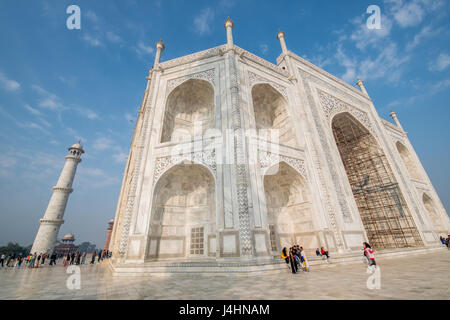 I turisti in linea per immettere la tomba principale al Taj Mahal, situato in Agra, India. Foto Stock