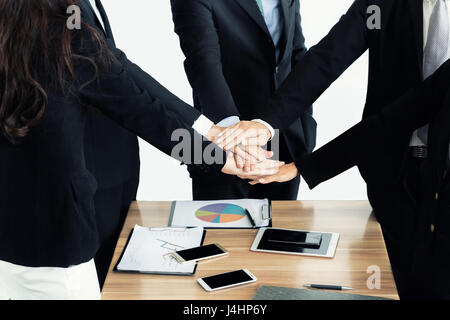 Close up dei business partner che fanno mucchio di mani alla riunione. La gente di affari la collaborazione del lavoro di squadra europea concetto. Foto Stock