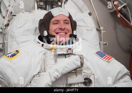 La NASA Stazione Spaziale Internazionale spedizione 52/53 il primo membro di equipaggio astronauta americano Jack Fischer in una tuta spaziale durante la mobilità Extravehicular unità (UEM) corsi di formazione per la certificazione presso il Johnson Space Center Space Station Airlock articolo di prova la camera a vuoto 28 Novembre 2016 a Houston, Texas. (Foto di James Blair /NASA via Planetpix) Foto Stock