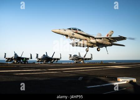 Un USN F/A-18F Super Hornet jet da combattimento aereo atterra sul ponte di volo a bordo della USN Nimitz-class portaerei USS Theodore Roosevelt 19 aprile 2017 nell'Oceano Pacifico. (Foto di Aaron B. Hicks/US Navy via Planetpix) Foto Stock