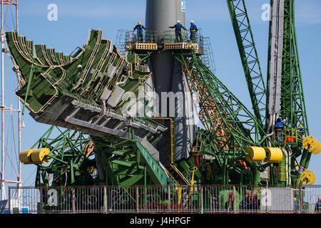 I bracci del gantry si chiudono attorno al lanciatore Soyuz MS-04 navicella spaziale a razzo per fissare la posizione verticale sul Cosmodromo di Baikonur launch pad in preparazione per la NASA Stazione Spaziale Internazionale Expedition 51 Lancio 17 aprile 2017 di Baikonur in Kazakhstan. (Foto di Aubrey Gemignani /NASA via Planetpix) Foto Stock