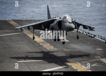 Un USMC AV-8B Harrier II a terra a getto di attacco aereo atterra sul ponte di volo a bordo della USN Wasp-classe assalto anfibio nave USS Makin Island, 29 aprile 2017 nell'Oceano Pacifico. (Foto di Devin M. Langer/US Navy via Planetpix) Foto Stock