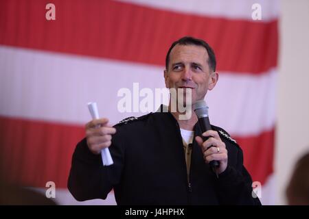 Stati Uniti La Marina Capo di operazioni navali di John Richardson parla durante un tutte le mani con la chiamata presso la Naval attività di sostegno Napoli Ottobre 20, 2015 a Napoli, Italia. (Foto di Theron J. Godbold /US Navy via Planetpix) Foto Stock