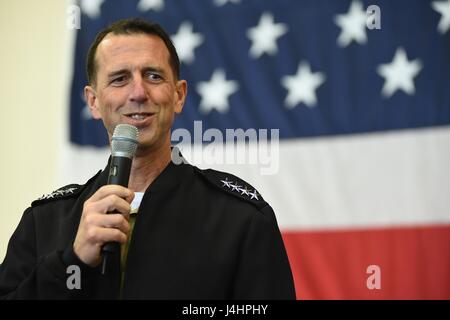 Stati Uniti La Marina Capo di operazioni navali di John Richardson parla durante un tutte le mani con la chiamata presso la Naval attività di sostegno Napoli Ottobre 20, 2015 a Napoli, Italia. (Foto di Robert S. Prezzo/US Navy via Planetpix) Foto Stock