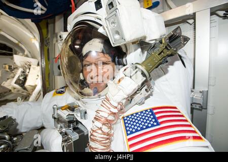 La NASA Stazione Spaziale Internazionale Expedition 50 il primo membro di equipaggio astronauta Peggy Whitson si prepara per il suo ottavo spacewalk in una tuta spaziale all'interno della ISS U.S. Ricerca airlock Marzo 30, 2017 in orbita intorno alla terra. (Foto dalla NASA tramite Planetpix) Foto Stock