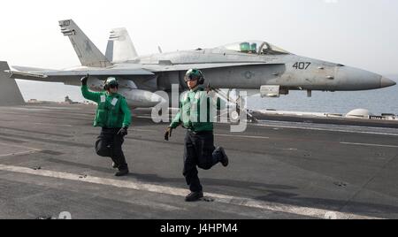 Un USN F/A-18C Hornet jet fighter aircraft lancia sul ponte di volo a bordo della USN Nimitz-class portaerei USS George H.W. Bussola 29 aprile 2017 nel Golfo Arabico. (Foto di Matt Matlage /US Navy via Planetpix) Foto Stock