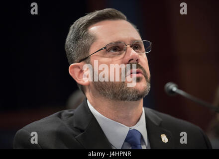 Stati Uniti Immigrazione e dogane Esecuzione agente speciale in carica si assesta Clark attesta durante la casa Homeland Security audizione del Comitato sulla sicurezza di visto e i terroristi il 3 maggio 2017 a Washington, DC. (Foto di Glenn Fawcett /CBP foto via Planetpix) Foto Stock