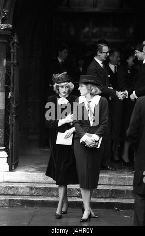 La Principessa di Galles e sua sorella maggiore suor, Lady Jane Fellowes (r), moglie di Robert Fellowes, assistente segretario privato per la Regina Elisabetta II, nella chiesa di St Margaret, Westminster, London, quando essi hanno partecipato al memoriale di servizio per Sir Anthony Berry, il Tory MP ucciso in Brighton Hotel Bomba Blast. Foto Stock