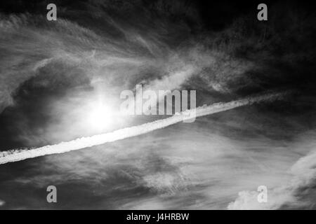 Bianco & Nero jet contrails contro un chiaro cielo Colorado Foto Stock