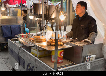 Busan, Corea del sud - marzo 27th, 2017: sud coreano fornitore di prodotti alimentari in attesa per i clienti a jagalchi mercato del pesce di Busan, Corea del sud. Foto Stock