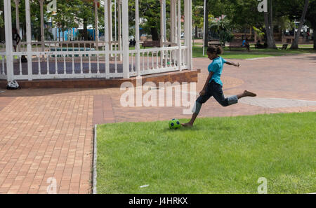 Noumea, Nuova Caledonia - febbraio 26th, 2017: un nuovo caledonian ragazza sta giocando a calcio a place de la Marne. Foto Stock