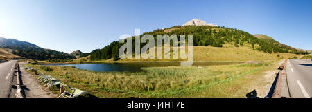 Col de Vars, Francia: pass road e sulle montagne circostanti Foto Stock