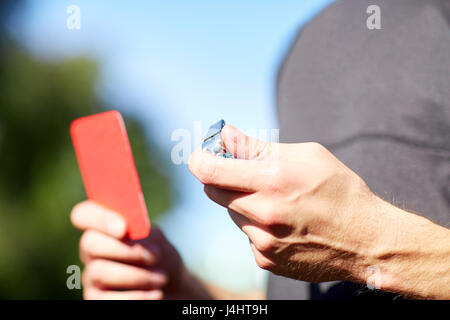 Arbitro con il fischio e il cartellino rosso al gioco del calcio Foto Stock