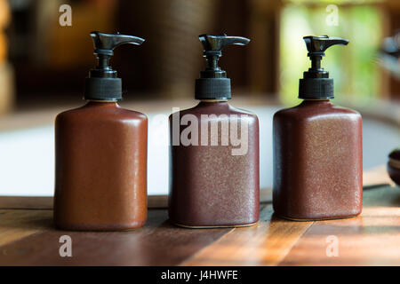 Bottiglie con sapone liquido o la lozione in bagno Foto Stock