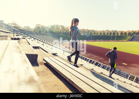 Matura in esecuzione al piano di sotto sul Stadium Foto Stock