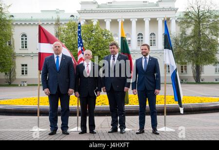 Stati Uniti Il Segretario della Difesa James Mattis in posa per una foto di gruppo con la partecipazione dei Ministri della difesa dai Paesi Baltici Maggio 10, 2017 a Vilnius, in Lituania. In piedi da sinistra a destra sono: Lettone il Ministro della difesa Raimonds Bergmanis, U.S. Il Segretario della Difesa James Mattis, lituana il Ministro della difesa Raimundas Karoblis Estone e il ministro della Difesa di Margus Tsahkna. Foto Stock