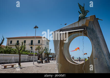 MARINA DI CECINA, Italia - 7 Maggio 2017: Largo Cairoli durante il Kite Festival e i fiori Foto Stock