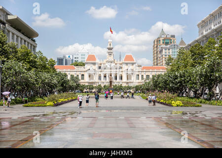 HO CH Minh, Vietnam - Febbraio 22, 2017: persone non identificate nella parte anteriore di Ho Chi Minh City Hall, Vietnam. Cty Hall è stato costruito in stile coloniale Francese un Foto Stock