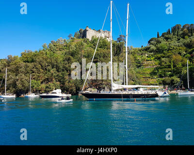PORTOFINO, Italia - 29 Aprile 2017: Unindentified persone a Portofino, Italia. Portofino è una delle più famose città di villeggiatura sulla Riviera Italiana Foto Stock