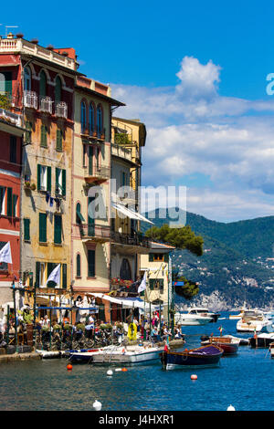 PORTOFINO, Italia - 29 Aprile 2017: Unindentified persone a Portofino, Italia. Portofino è una delle più famose città di villeggiatura sulla Riviera Italiana Foto Stock