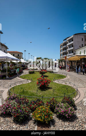 MARINA DI CECINA, Italia - 7 Maggio 2017: Largo Cairoli durante il Kite Festival e i fiori Foto Stock